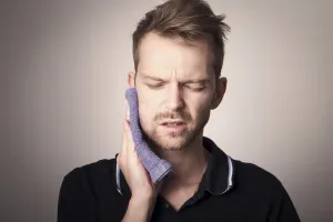 Dlaczego zęby pękają podczas codziennych czynności i jak temu zapobiegać?